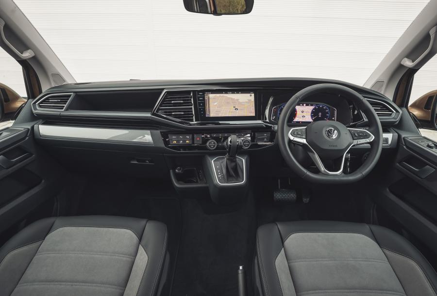 Торпедо Volkswagen Caravelle (T6.1) 2020 года  (UK) (фото 21 из 38)